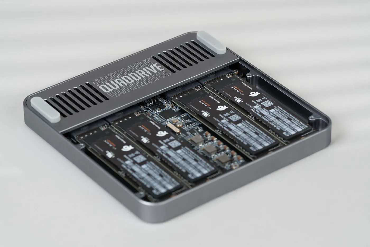 SSD を 4 台搭載した QuadDrive