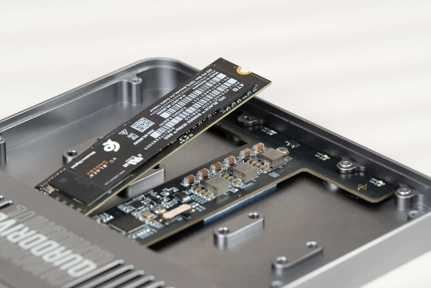 QuadDrive に SSD を取り付ける様子